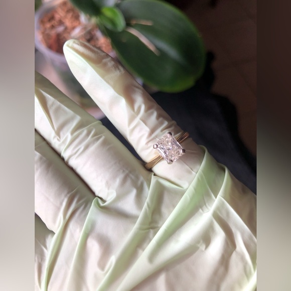 1.58 Carat Radiant Cut Diamond in 4 Prong Mounting 14 K White/Yellow Gold Ring - Picture 4 of 9